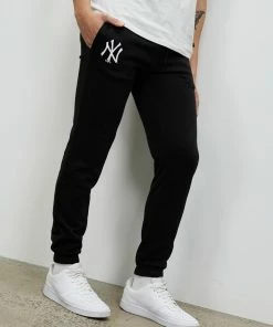 New Era New York Yankees Logo Joggers Black -Men's Pants Online Shop http3A2F2Fstatic.theiconic.com .au2Fp2Fnew era 8926 2621521 4