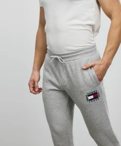 Tommy Jeans Slim Box Flag Sweat Pants Light Grey Heather -Men's Pants Online Shop http3A2F2Fstatic.theiconic.com .au2Fp2Ftommy jeans 6890 7763421 4